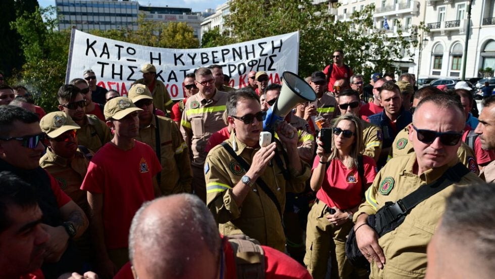 Από τη χθεσινή συγκέντρωση του Πανελλήνιου Σωματείου Συμβασιούχων Πυροσβεστών στην πλατεία Συντάγματος, όπου παραβρέθηκε και ο Δημήτρης Κουτσούμπας
